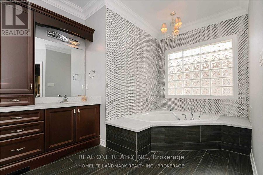 2339 Millstone Drive, Oakville, ON - Indoor Photo Showing Bathroom