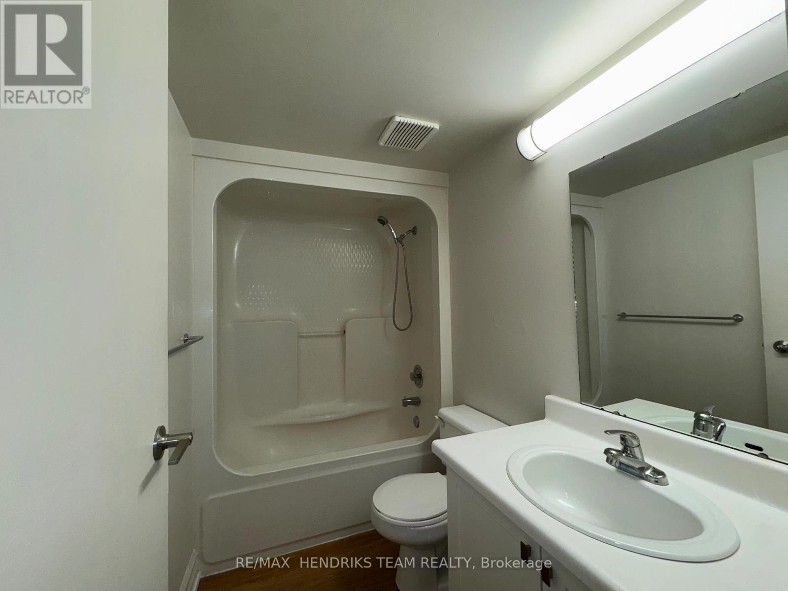 B304 - 16 Capner Street, St. Catharines (Oakdale), ON - Indoor Photo Showing Bathroom