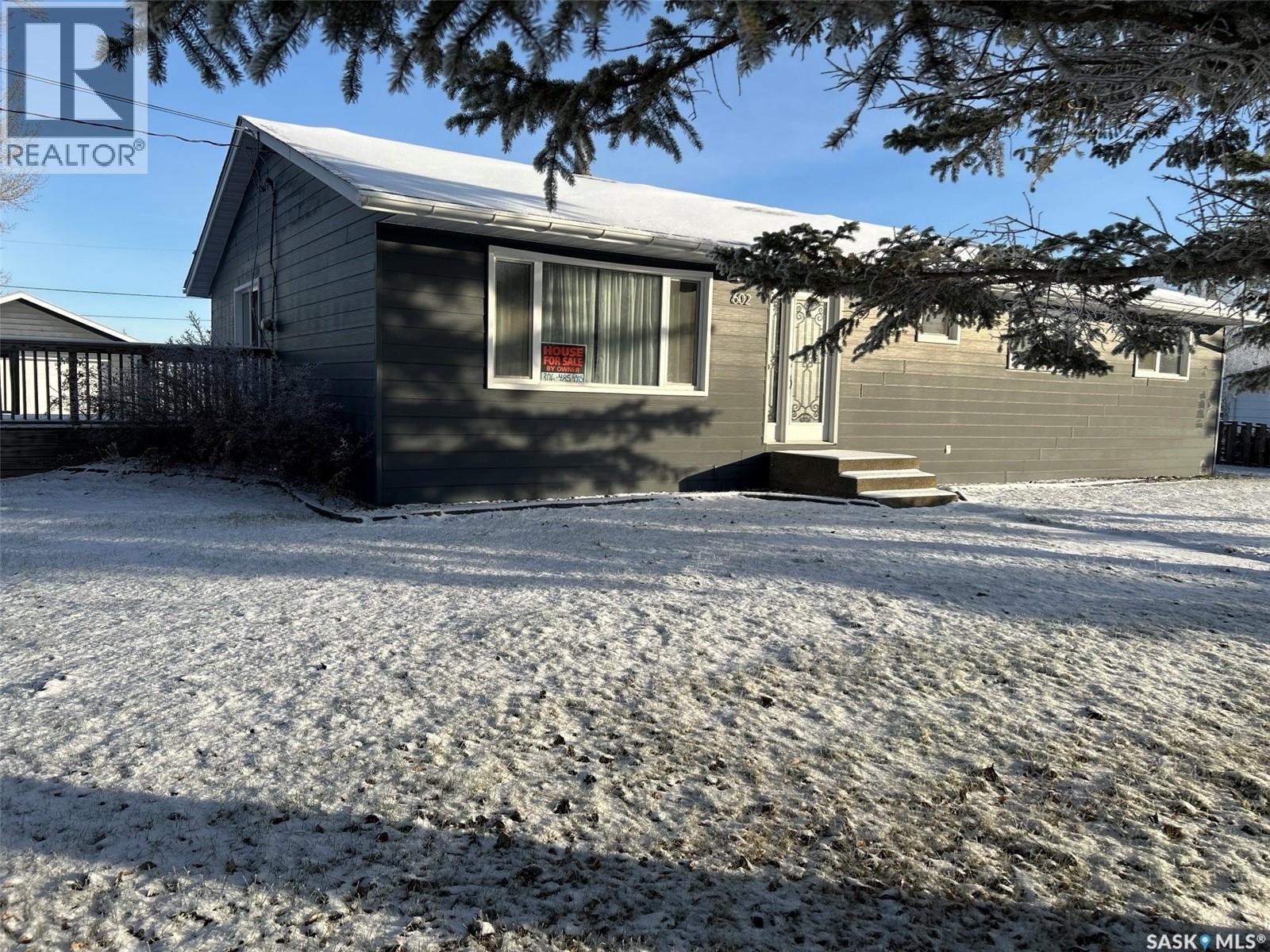 602 Boscurvis Avenue, Oxbow, SK - Outdoor