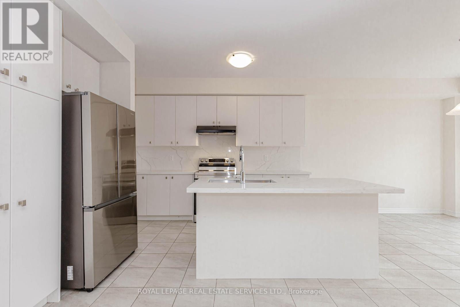 96 Explorer Way W, Thorold, ON - Indoor Photo Showing Kitchen With Double Sink
