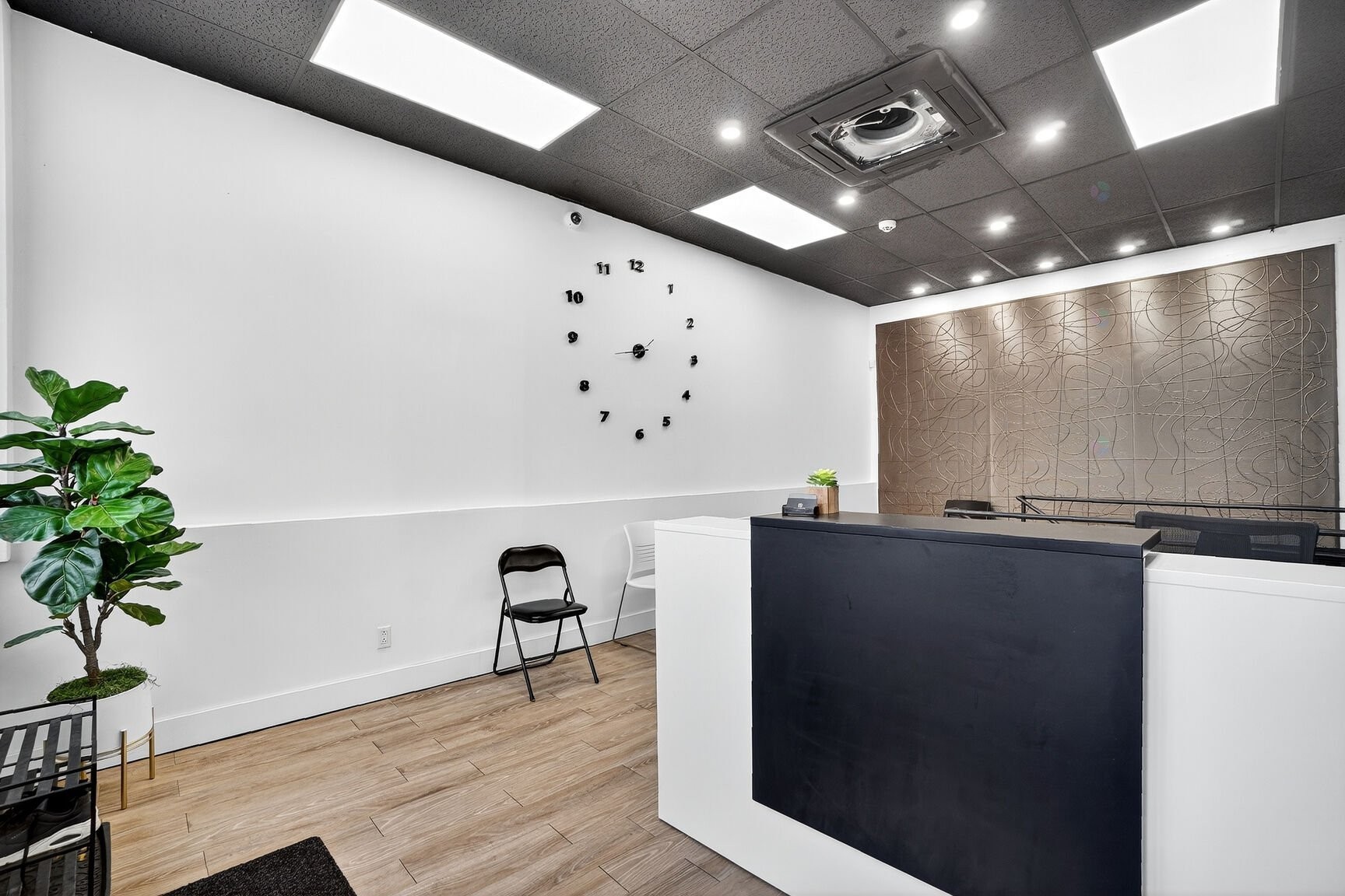 Hall d'entrée/Vestibule - 2B Rue Grenon O., Laval (Pont-Viau), QC - Indoor Photo Showing Other Room