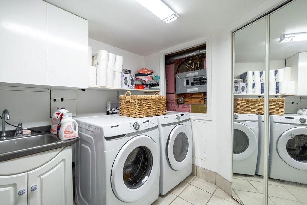 Salle de lavage - 2023 Route 133, Saint-Jean-Sur-Richelieu, QC - Indoor Photo Showing Laundry Room