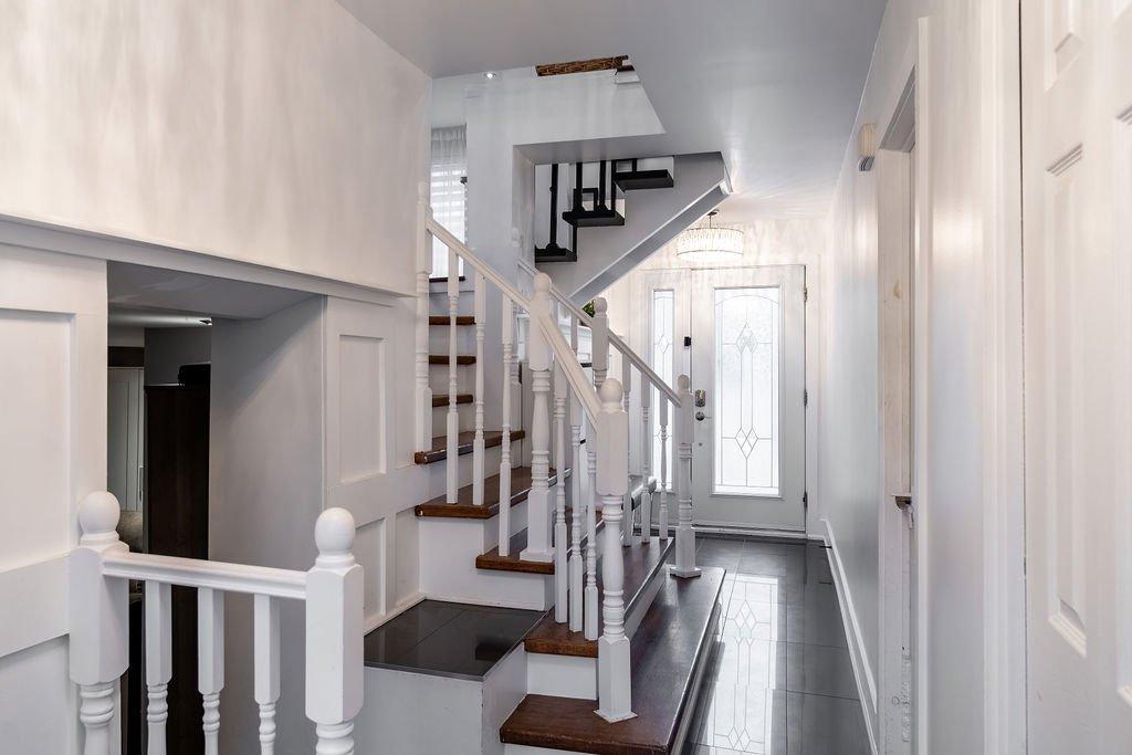 Hall d'entrée/Vestibule - 2023 Route 133, Saint-Jean-Sur-Richelieu, QC - Indoor Photo Showing Other Room