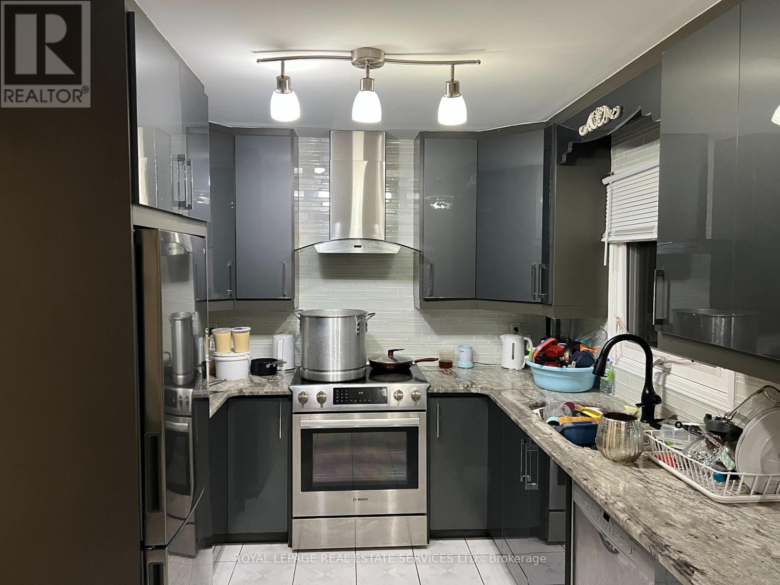 14 Songsparrow Drive S, Brampton, ON - Indoor Photo Showing Kitchen With Upgraded Kitchen