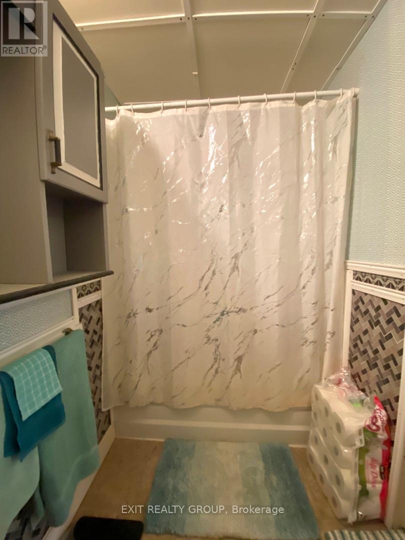 33 Glastonbury Road, Addington Highlands (Addington Highlands), ON - Indoor With Storage