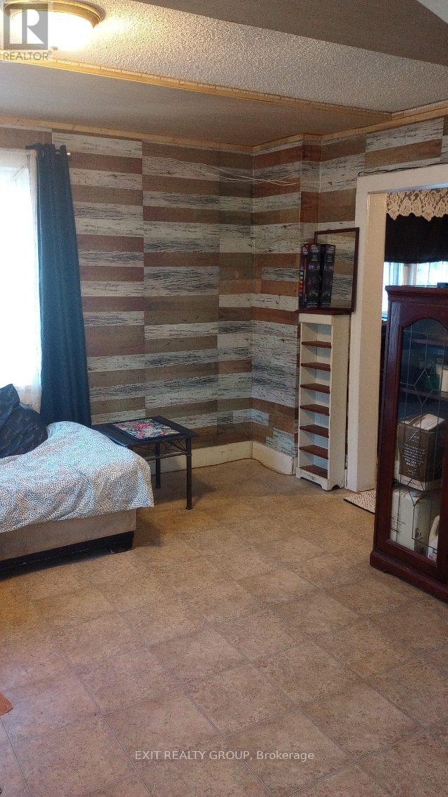 33 Glastonbury Road, Addington Highlands (Addington Highlands), ON - Indoor Photo Showing Bedroom