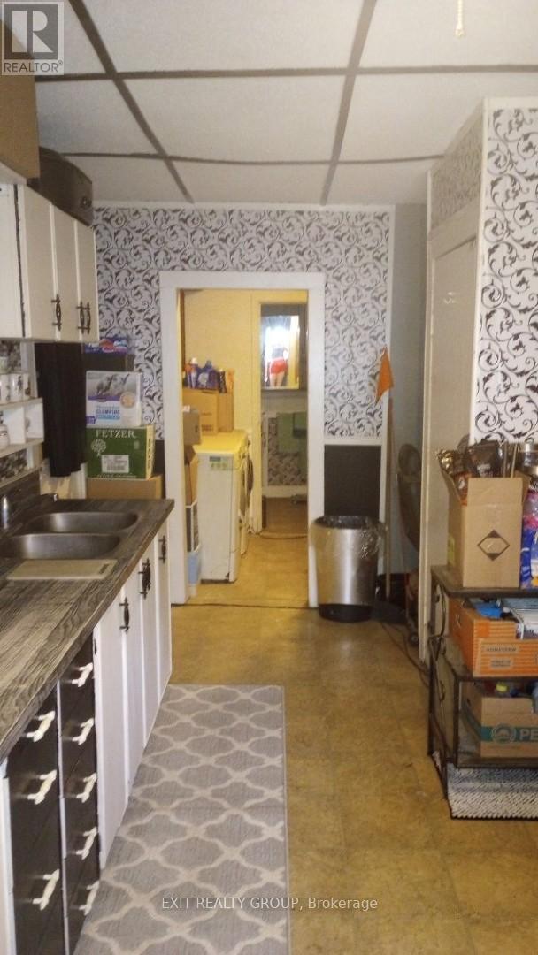 33 Glastonbury Road, Addington Highlands (Addington Highlands), ON - Indoor Photo Showing Kitchen With Double Sink