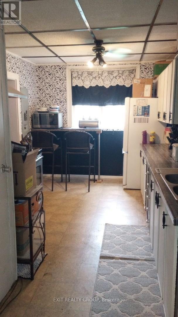 33 Glastonbury Road, Addington Highlands (Addington Highlands), ON - Indoor Photo Showing Kitchen
