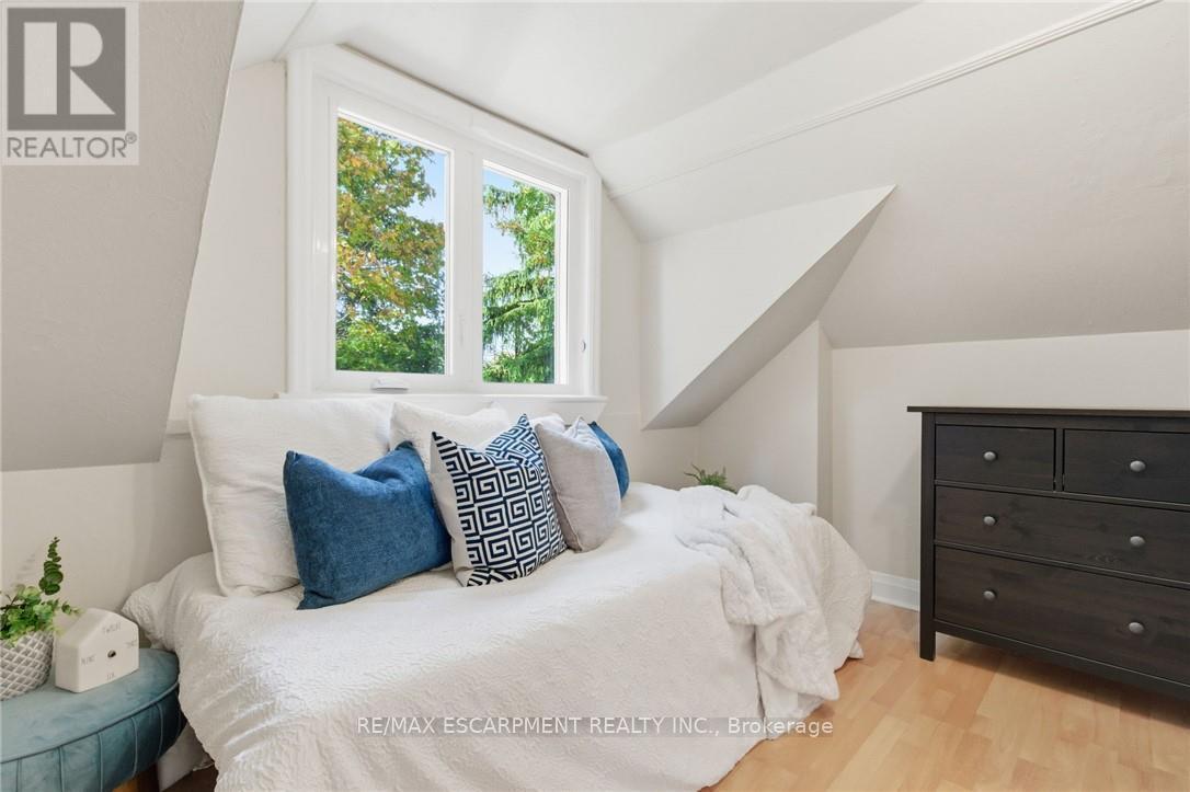 76 East 15Th Street, Hamilton, ON - Indoor Photo Showing Bedroom
