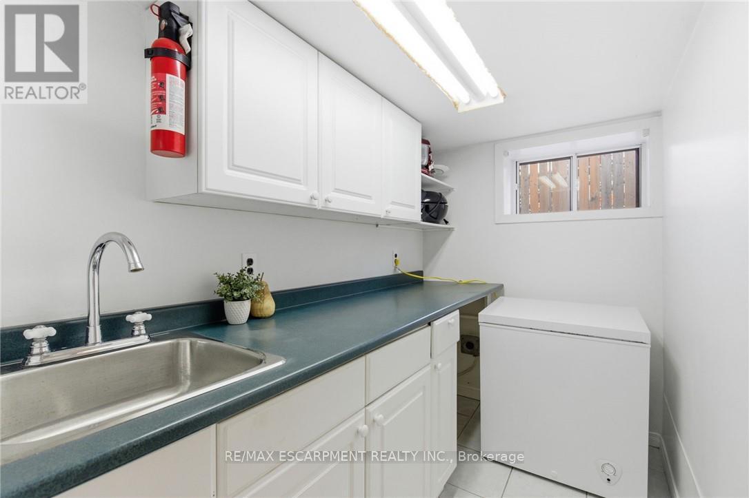 76 East 15Th Street, Hamilton, ON - Indoor Photo Showing Laundry Room