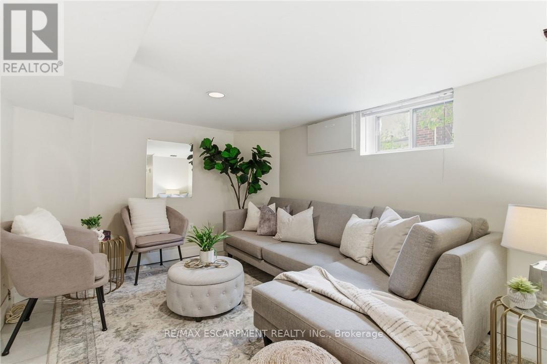 76 East 15Th Street, Hamilton, ON - Indoor Photo Showing Living Room
