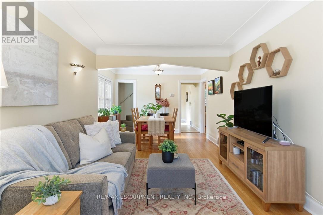 76 East 15Th Street, Hamilton, ON - Indoor Photo Showing Living Room