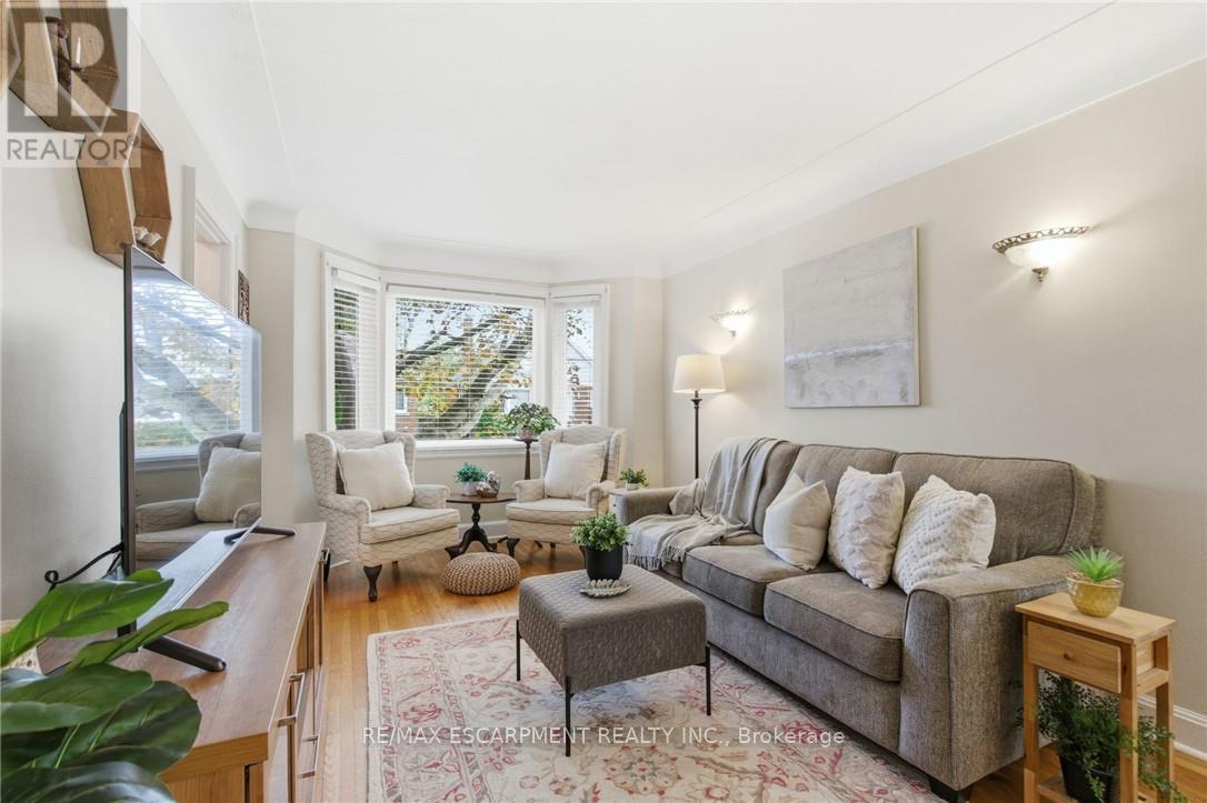 76 East 15Th Street, Hamilton, ON - Indoor Photo Showing Living Room