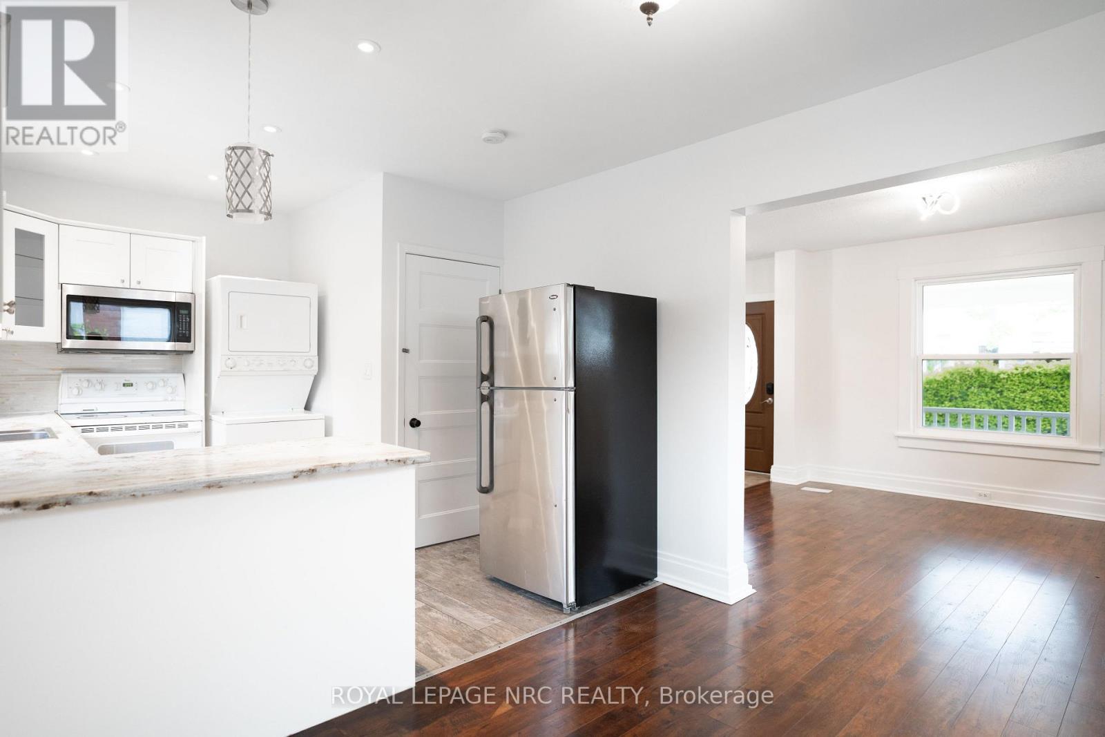 4713 Cookman Crescent, Niagara Falls (Downtown), ON - Indoor Photo Showing Kitchen