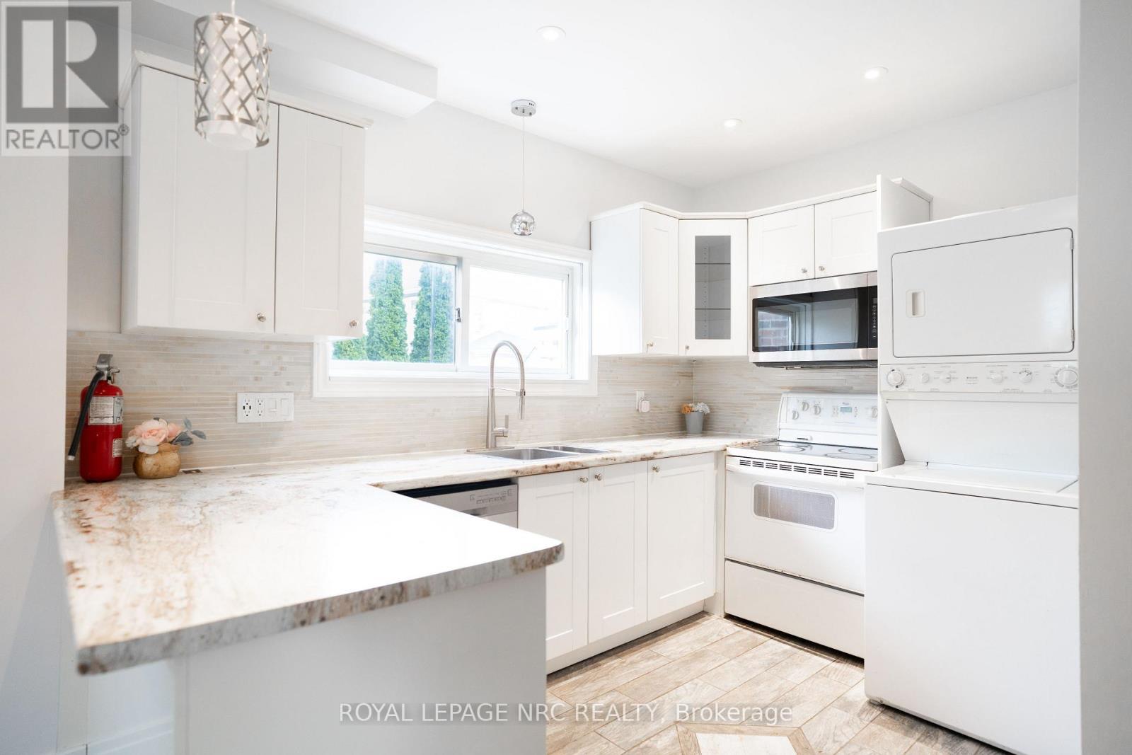 4713 Cookman Crescent, Niagara Falls (Downtown), ON - Indoor Photo Showing Kitchen