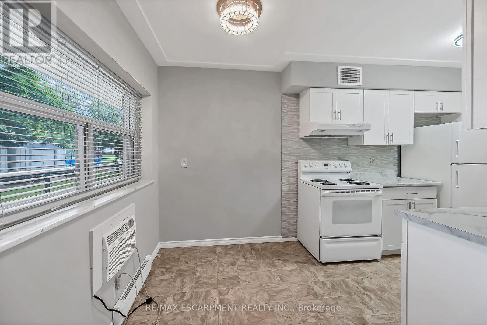 103 - 11 Woodman Drive S, Hamilton, ON - Indoor Photo Showing Kitchen