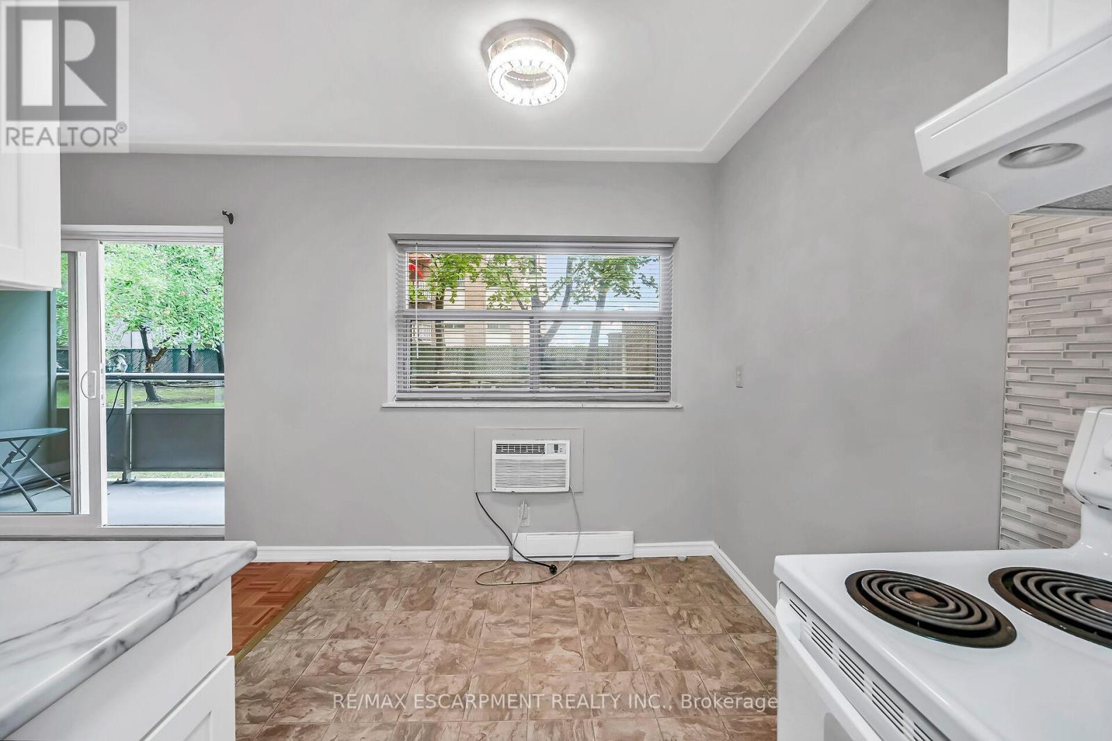 103 - 11 Woodman Drive S, Hamilton, ON - Indoor Photo Showing Kitchen