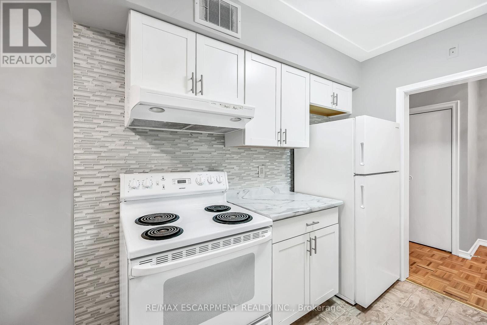 103 - 11 Woodman Drive S, Hamilton, ON - Indoor Photo Showing Kitchen