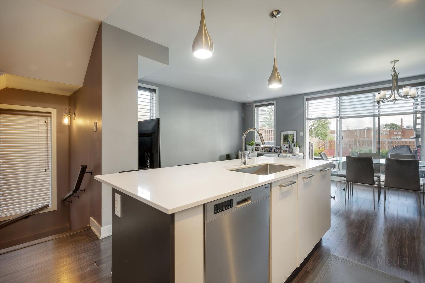 Kitchen - 75 Av. Des Frênes, Pointe-Claire, QC - Indoor Photo Showing Kitchen With Upgraded Kitchen