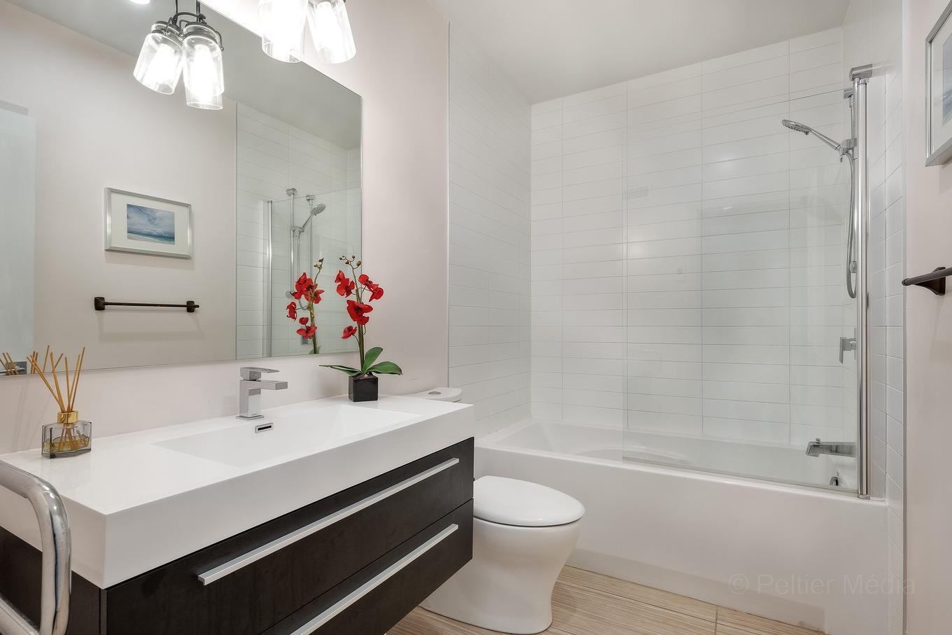 Bathroom - 75 Av. Des Frênes, Pointe-Claire, QC - Indoor Photo Showing Bathroom