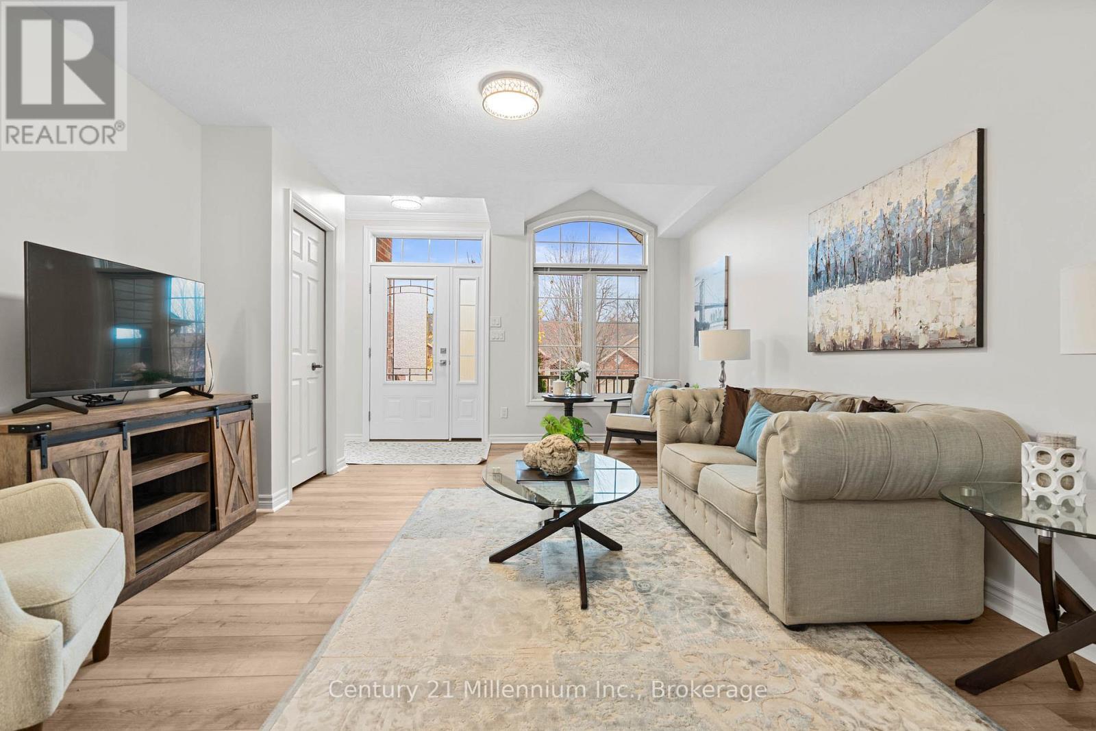 552 9Th Street 'A' Street E, Owen Sound, ON - Indoor Photo Showing Living Room