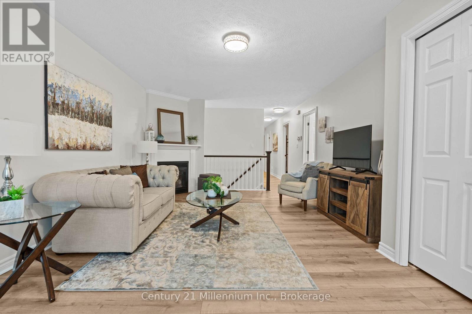 552 9Th Street 'A' Street E, Owen Sound, ON - Indoor Photo Showing Living Room