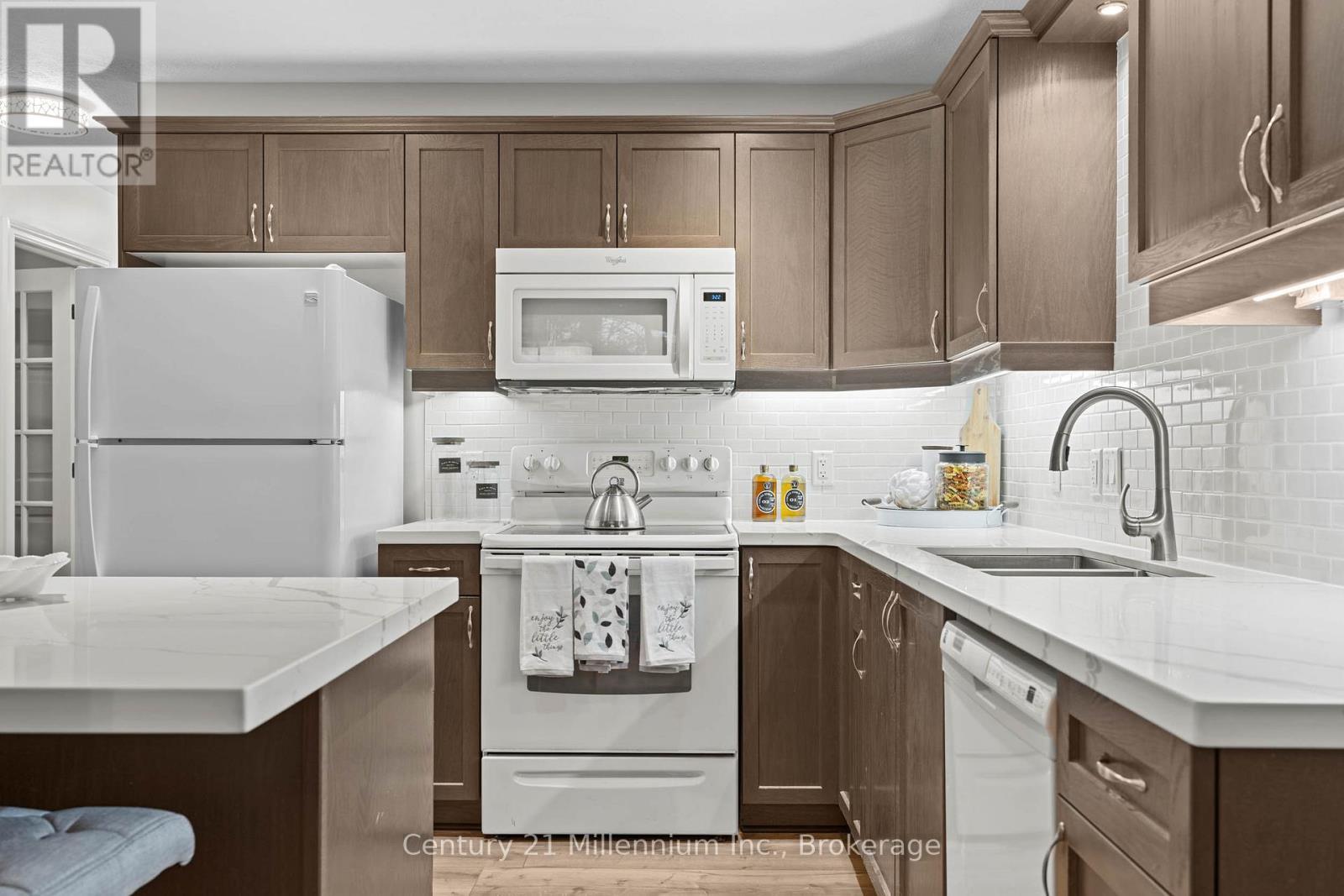 552 9Th Street 'A' Street E, Owen Sound, ON - Indoor Photo Showing Kitchen With Double Sink