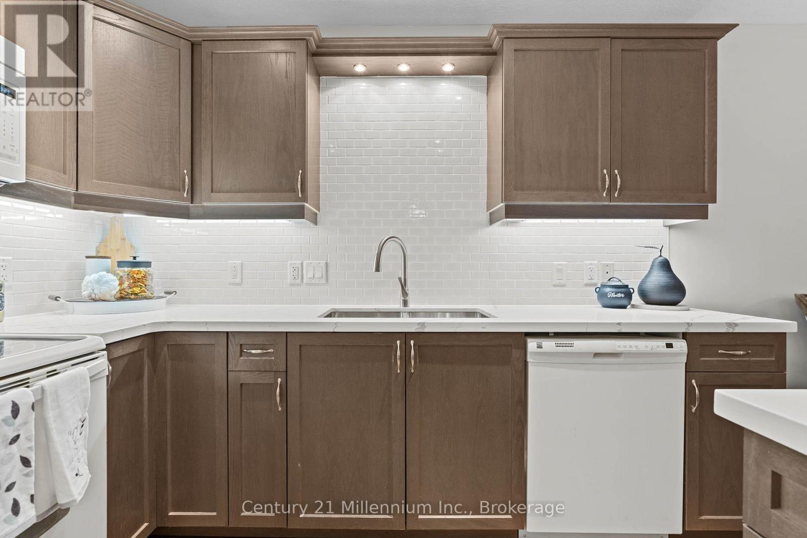 552 9Th Street 'A' Street E, Owen Sound, ON - Indoor Photo Showing Kitchen With Double Sink