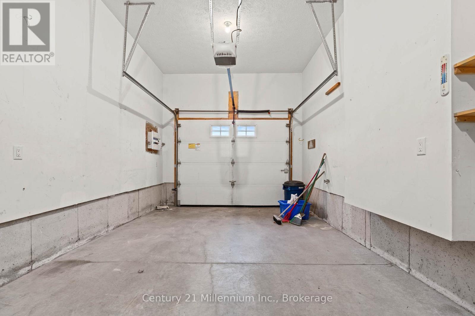 552 9Th Street 'A' Street E, Owen Sound, ON - Indoor Photo Showing Garage