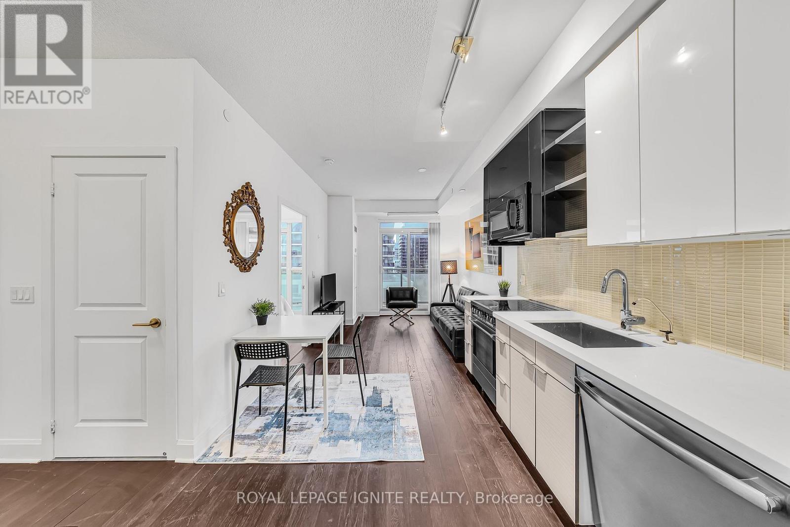 607 - 33 Shore Breeze Drive, Toronto, ON - Indoor Photo Showing Kitchen