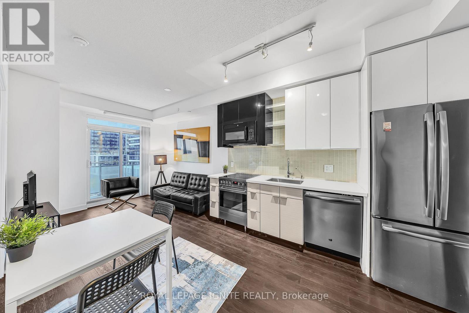 607 - 33 Shore Breeze Drive, Toronto, ON - Indoor Photo Showing Kitchen With Stainless Steel Kitchen