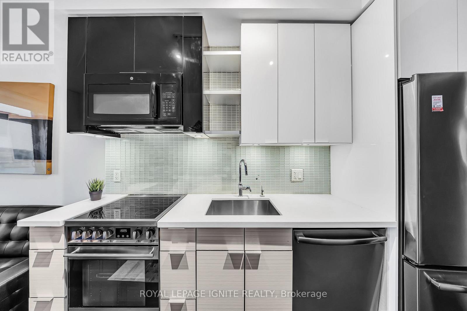 607 - 33 Shore Breeze Drive, Toronto, ON - Indoor Photo Showing Kitchen With Upgraded Kitchen