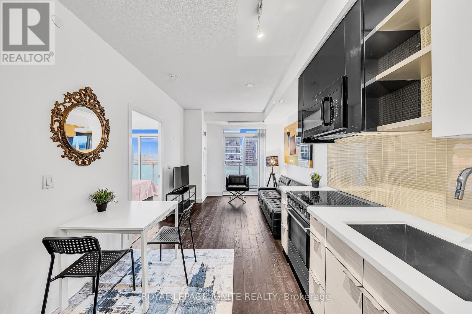 607 - 33 Shore Breeze Drive, Toronto, ON - Indoor Photo Showing Kitchen With Upgraded Kitchen