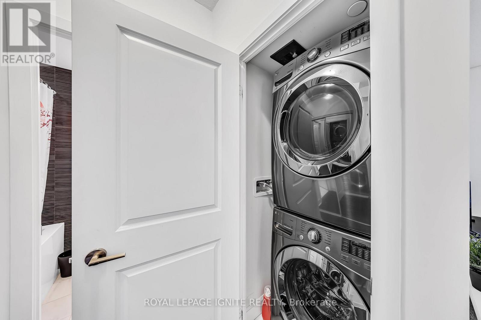 607 - 33 Shore Breeze Drive, Toronto, ON - Indoor Photo Showing Laundry Room