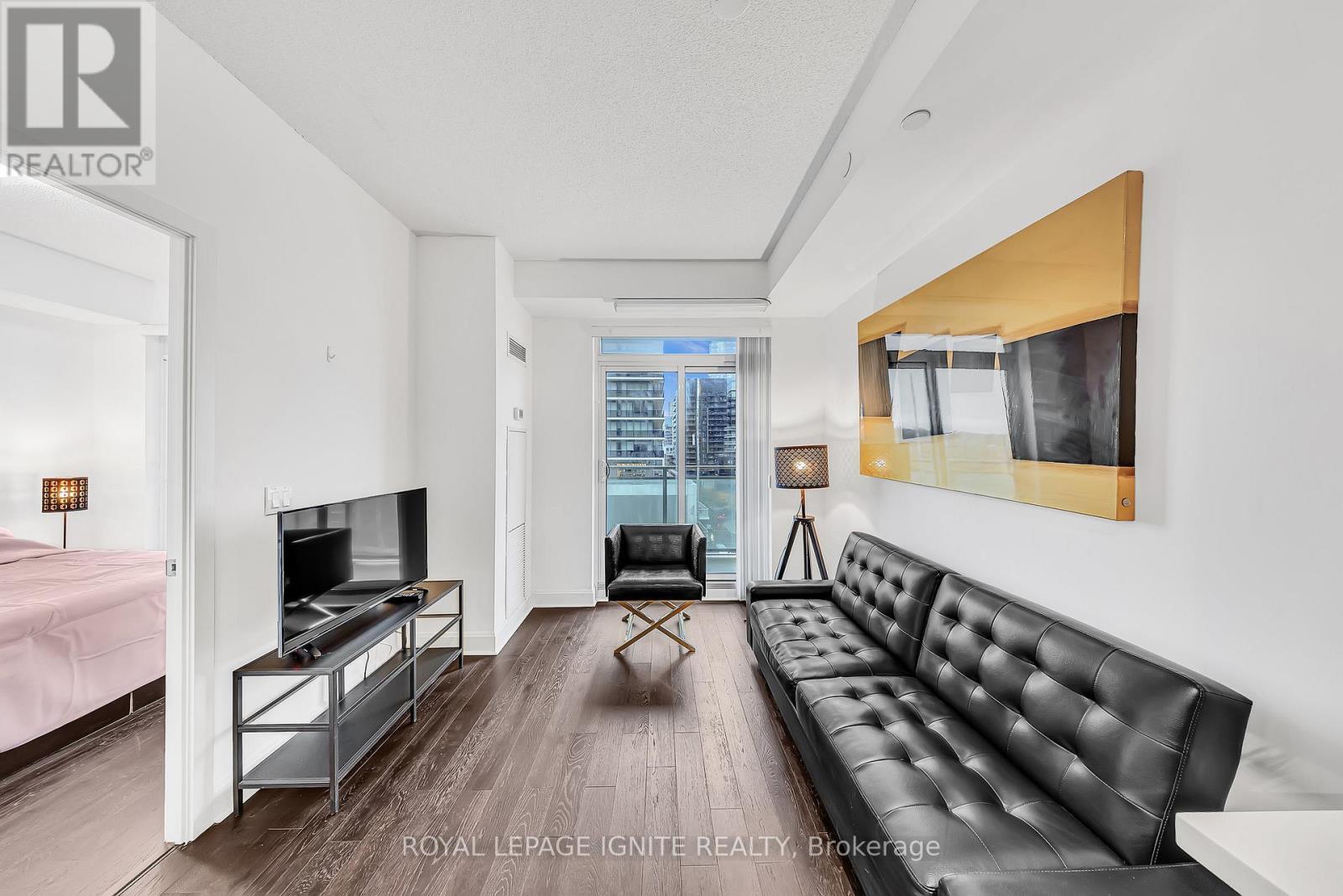 607 - 33 Shore Breeze Drive, Toronto, ON - Indoor Photo Showing Living Room