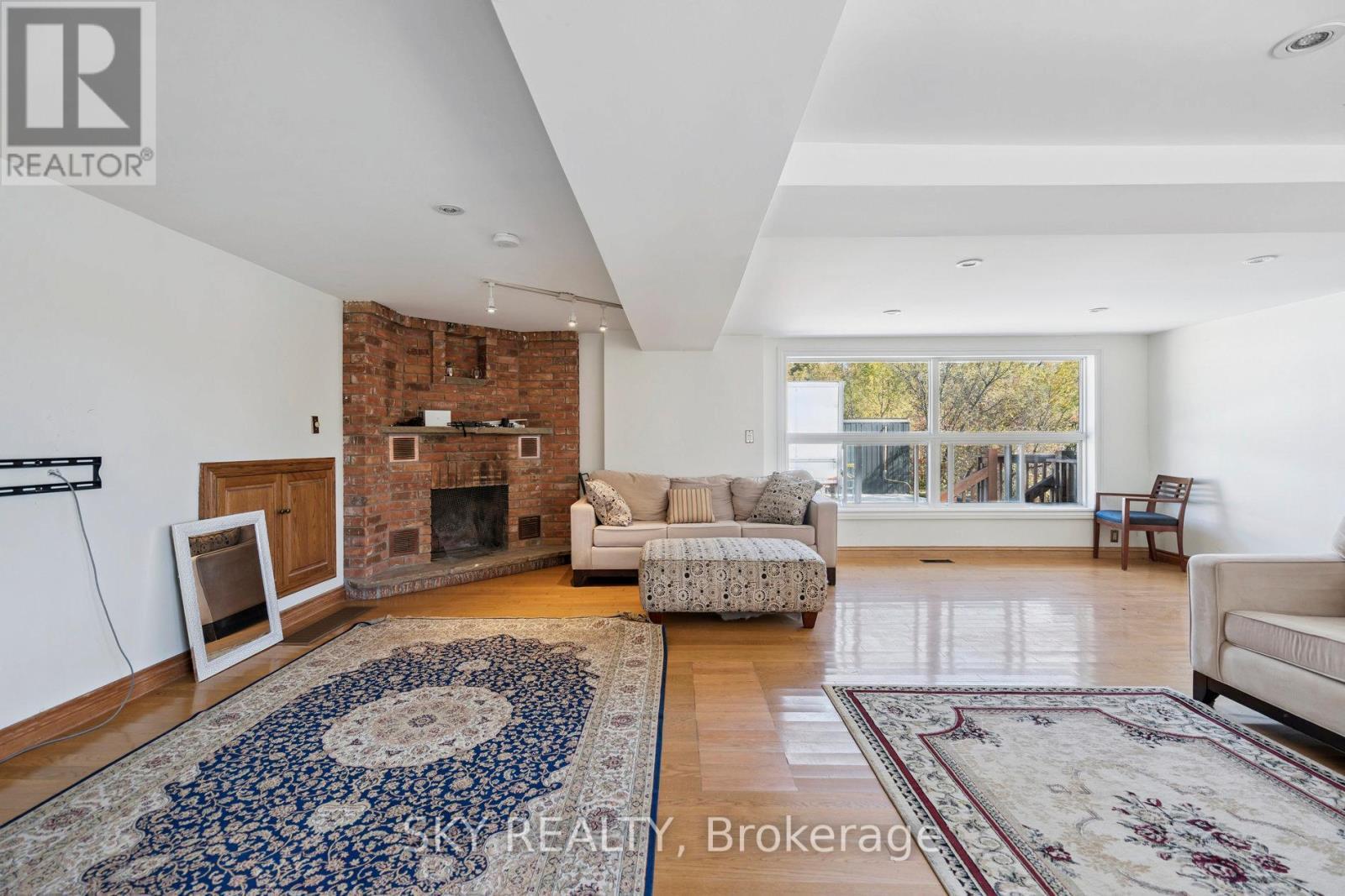 12478 5Th (Fifth) Line, Halton Hills, ON - Indoor Photo Showing Living Room With Fireplace