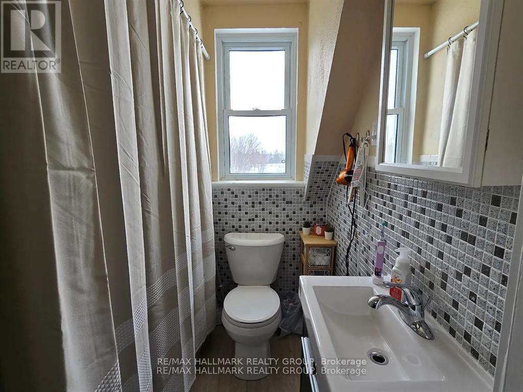 7122 Bank Street, Ottawa, ON