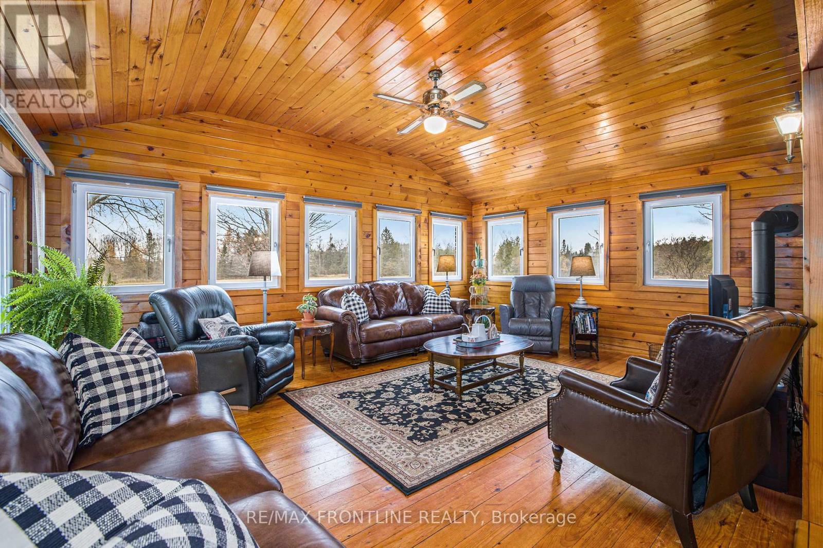 299 Mcguire Road, Montague, ON - Indoor Photo Showing Living Room