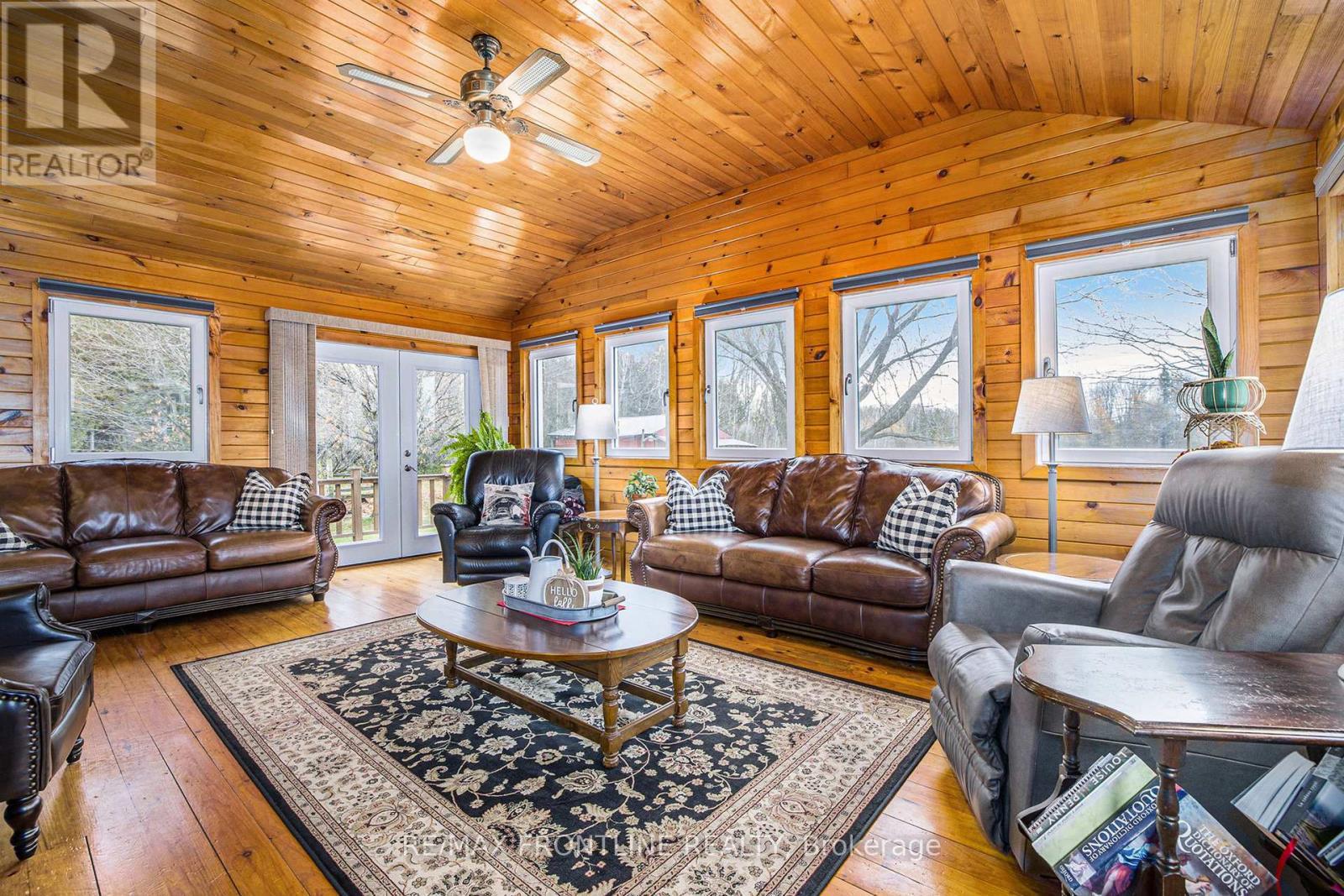 299 Mcguire Road, Montague, ON - Indoor Photo Showing Living Room