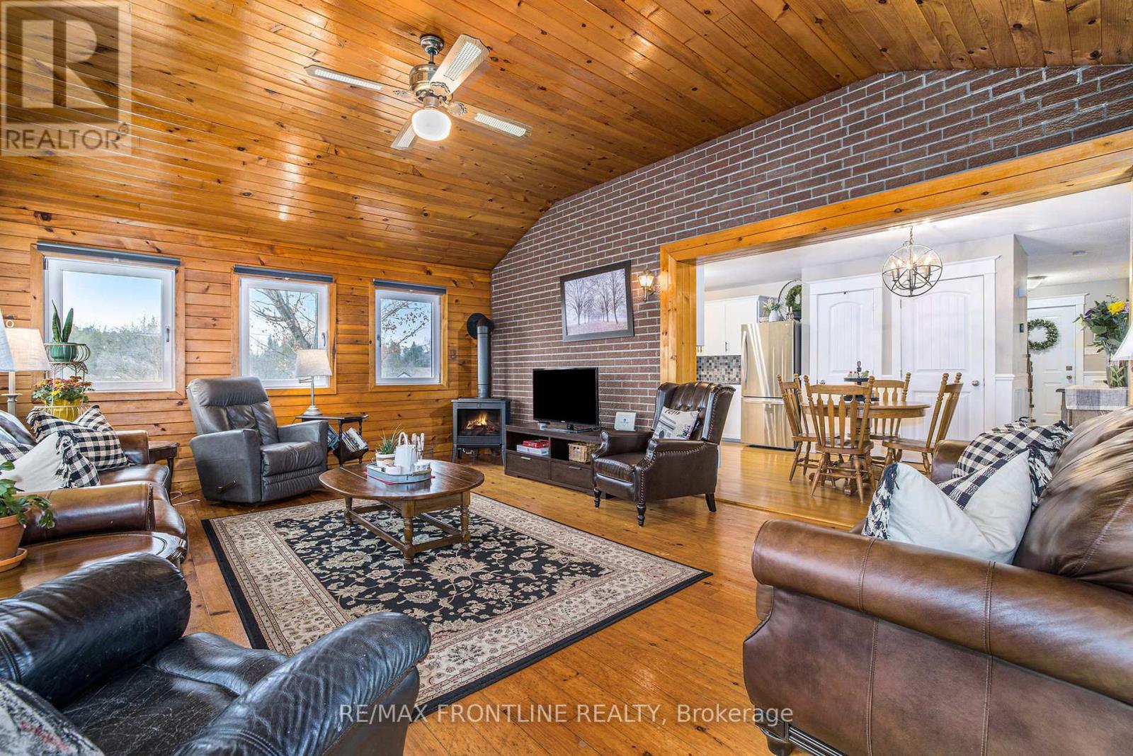 299 Mcguire Road, Montague, ON - Indoor Photo Showing Living Room