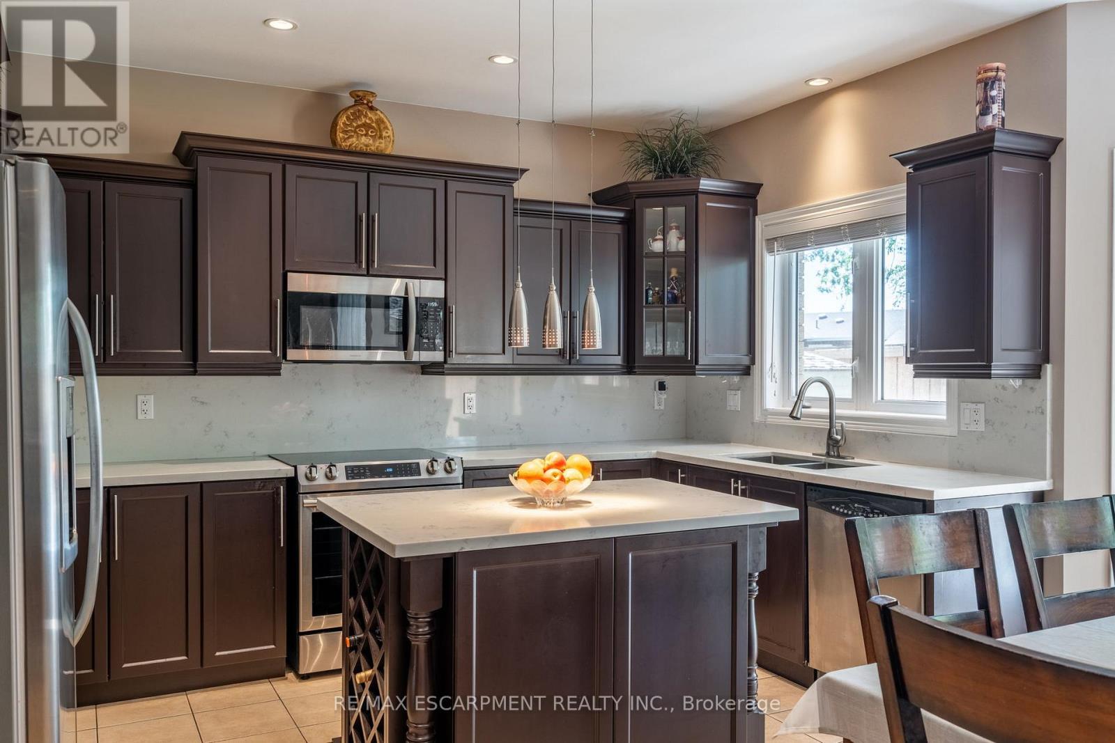 24 Edgecroft Crescent, Hamilton, ON - Indoor Photo Showing Kitchen With Double Sink With Upgraded Kitchen