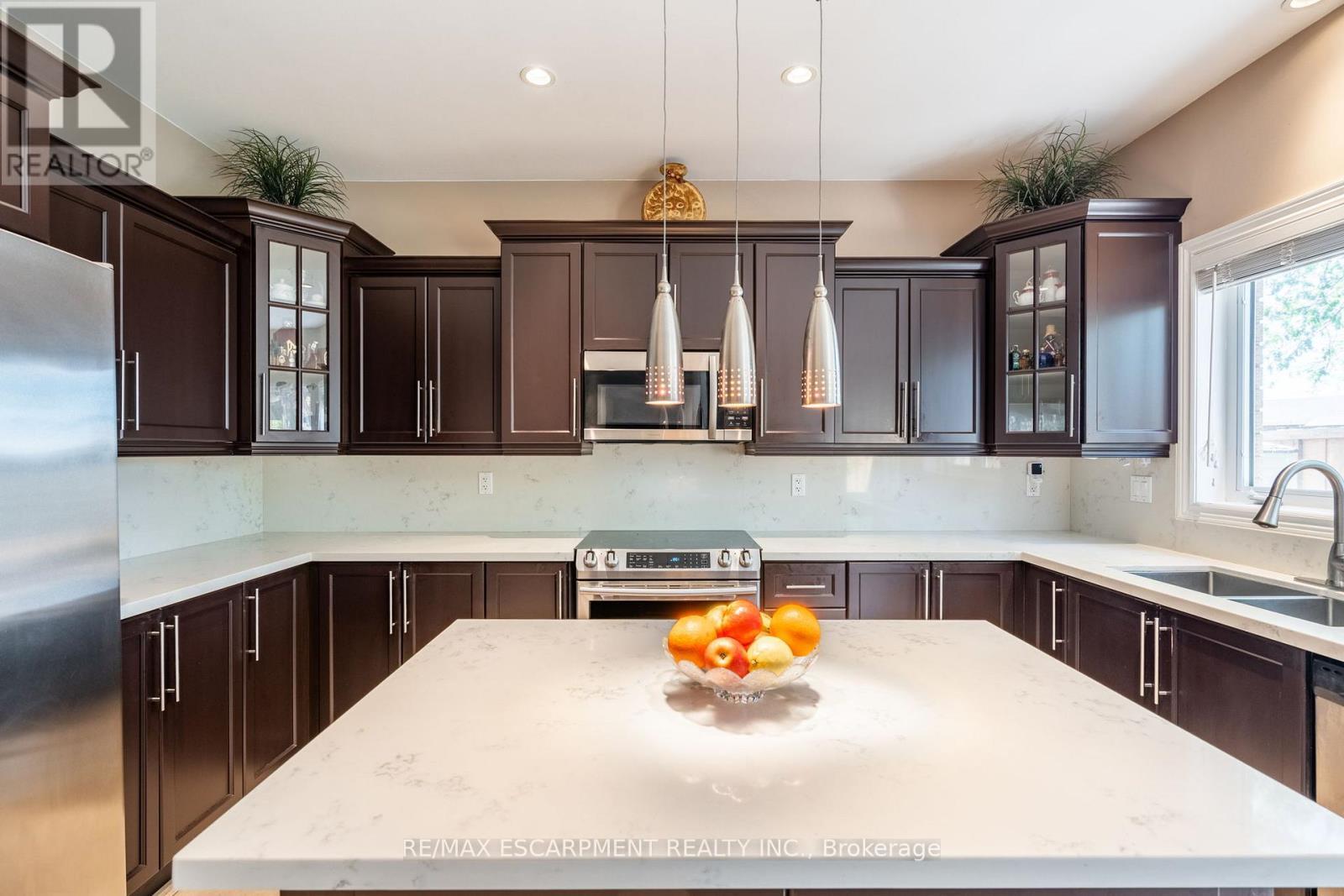 24 Edgecroft Crescent, Hamilton, ON - Indoor Photo Showing Kitchen With Double Sink With Upgraded Kitchen