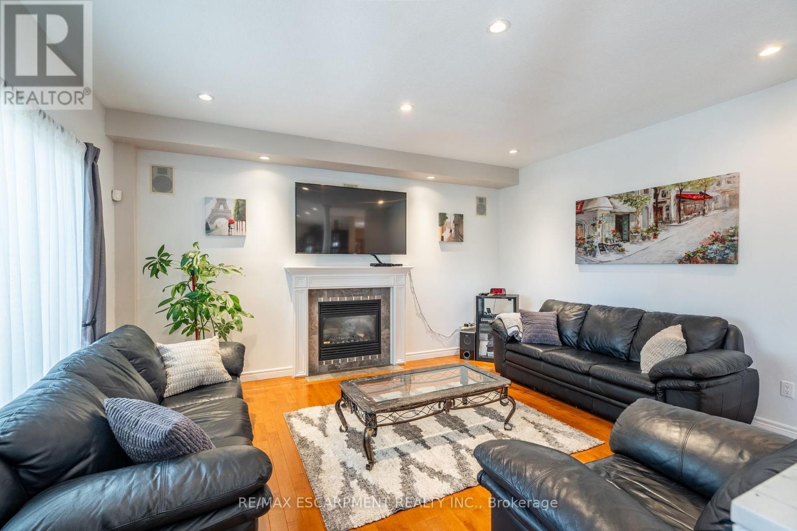24 Edgecroft Crescent, Hamilton, ON - Indoor Photo Showing Living Room With Fireplace