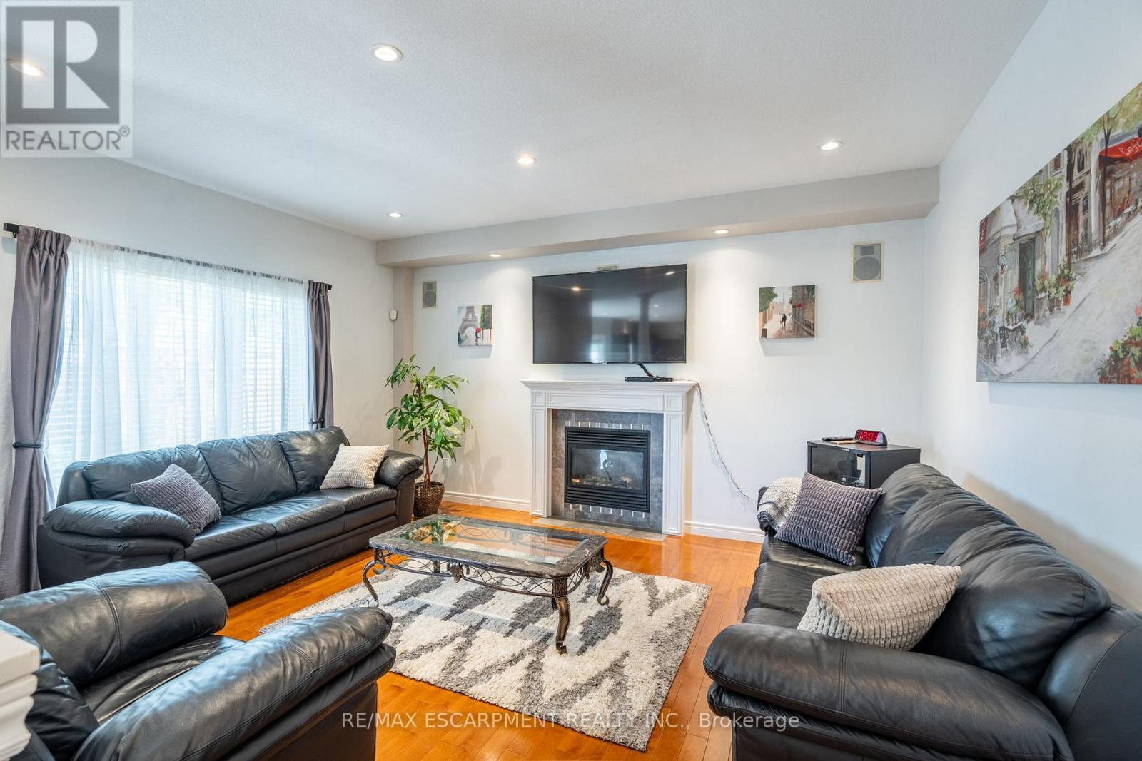 24 Edgecroft Crescent, Hamilton, ON - Indoor Photo Showing Living Room With Fireplace