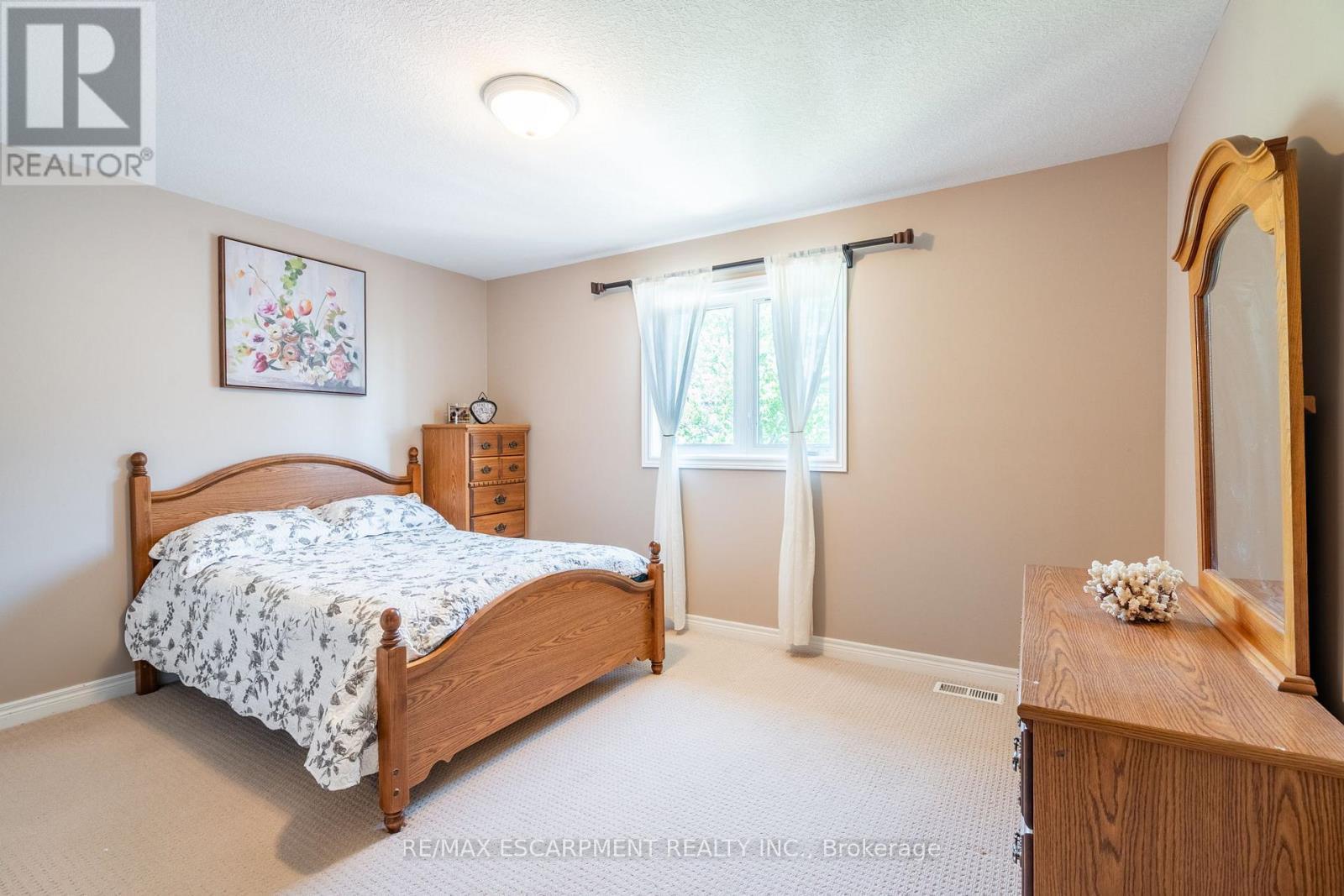 24 Edgecroft Crescent, Hamilton, ON - Indoor Photo Showing Bedroom