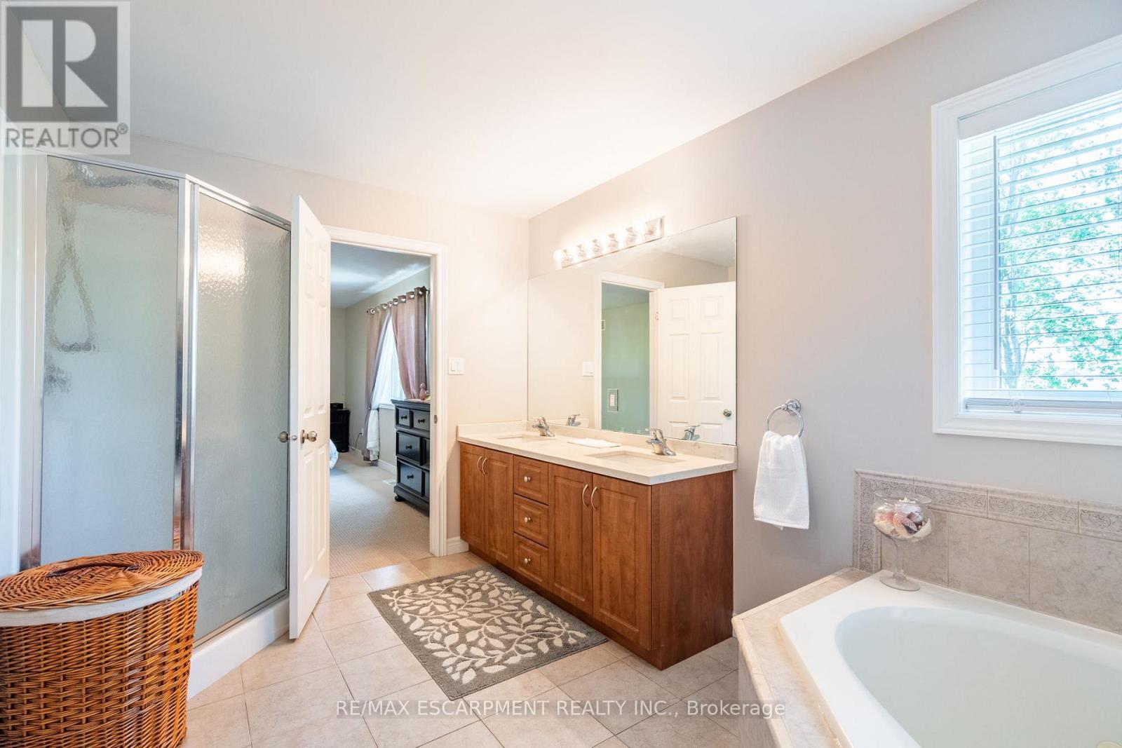 24 Edgecroft Crescent, Hamilton, ON - Indoor Photo Showing Bathroom