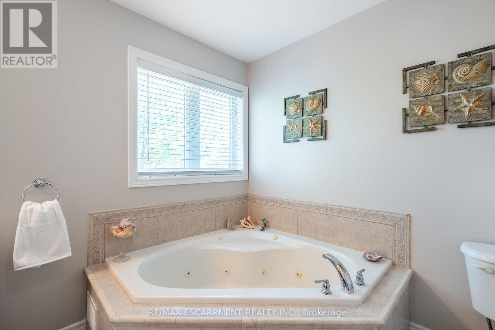24 Edgecroft Crescent, Hamilton, ON - Indoor Photo Showing Bathroom