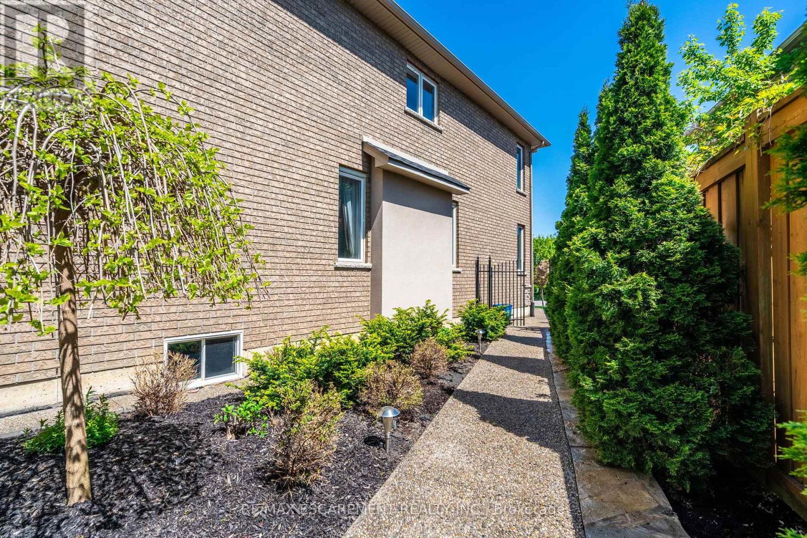 24 Edgecroft Crescent, Hamilton, ON - Outdoor