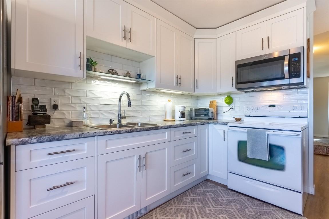 42-1750 Mckinley Court, Kamloops, BC - Indoor Photo Showing Kitchen With Double Sink