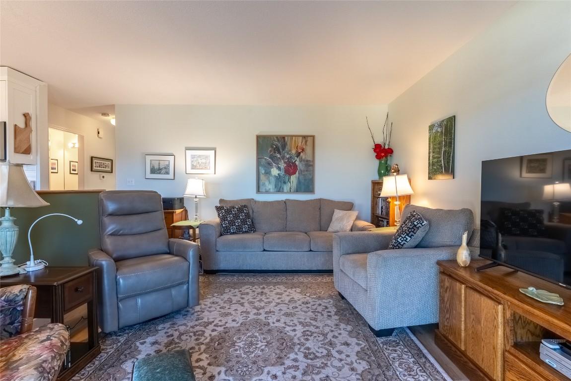42-1750 Mckinley Court, Kamloops, BC - Indoor Photo Showing Living Room